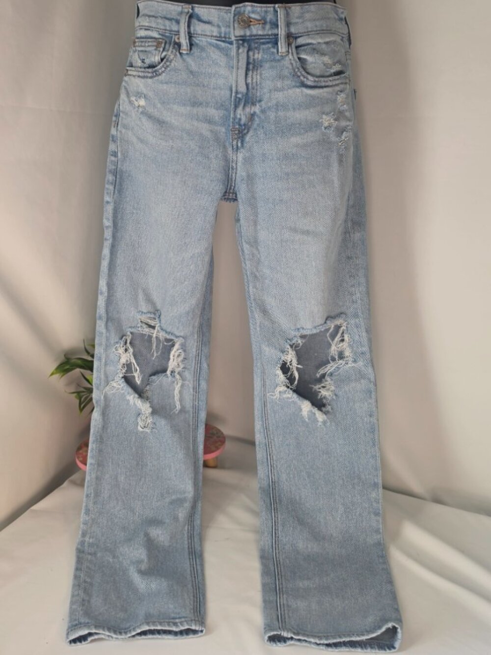 American Eagle Women’s 00 Light Wash Distressed Ripped Straight Leg Jeans